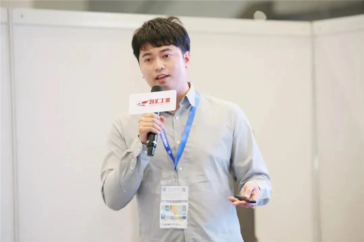 公司技术代表发表演讲.jpg 公司技术代表发表演讲.jpg